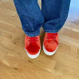 Röda Superga sneakers  - Säljer mina supersnygga Superga sneakers st 38. Har bara använt ett fåtal gånger så de är i mycket gott skick. Inköpta för 900kr, säljer för 400 kr (köparen står för frakt)
