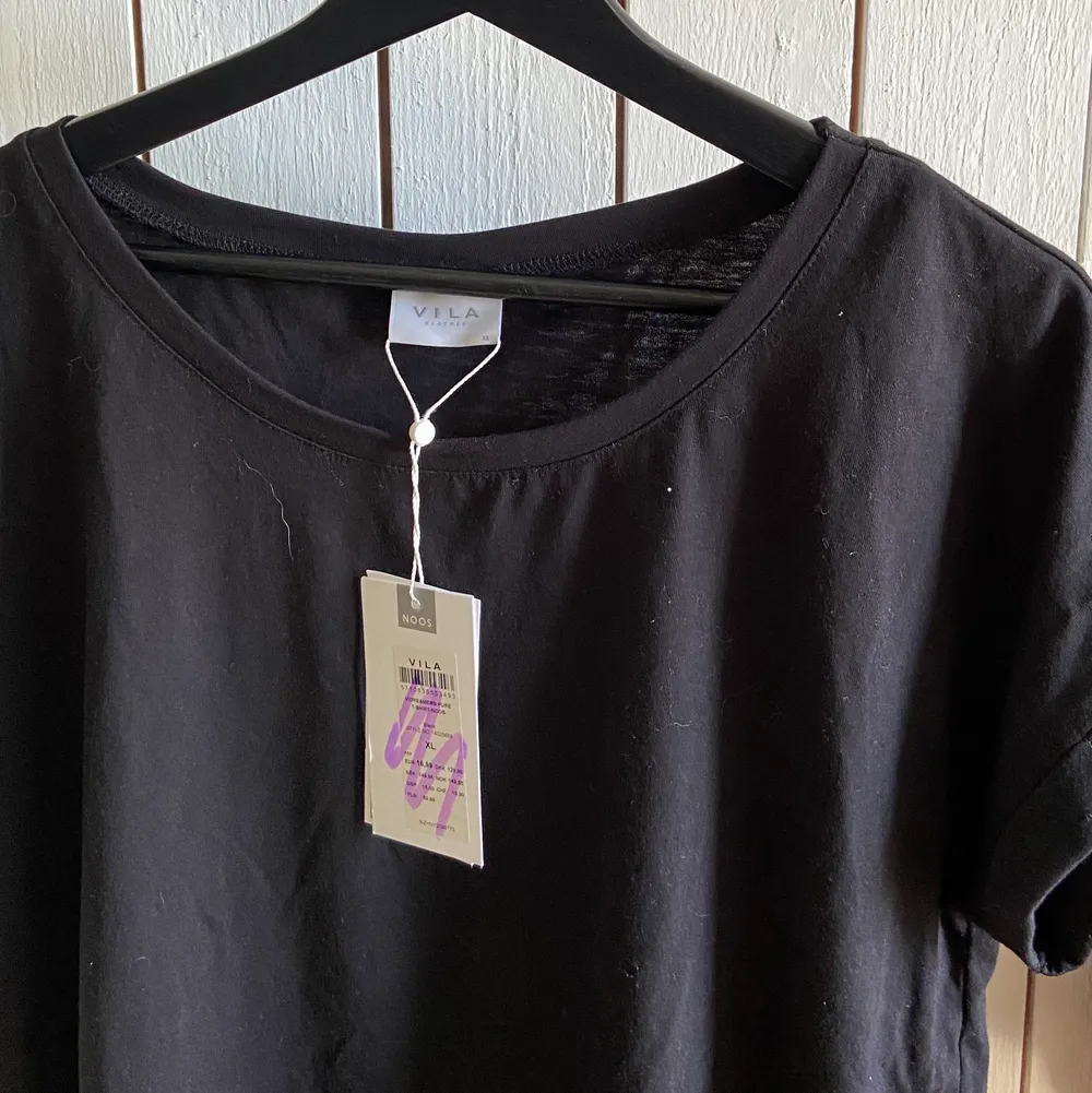Svart basic T-shirt med uppvikta ärmar🖤🕶 Strl Xl/L               Prislapp kvar, aldrig använd <33. T-shirts.