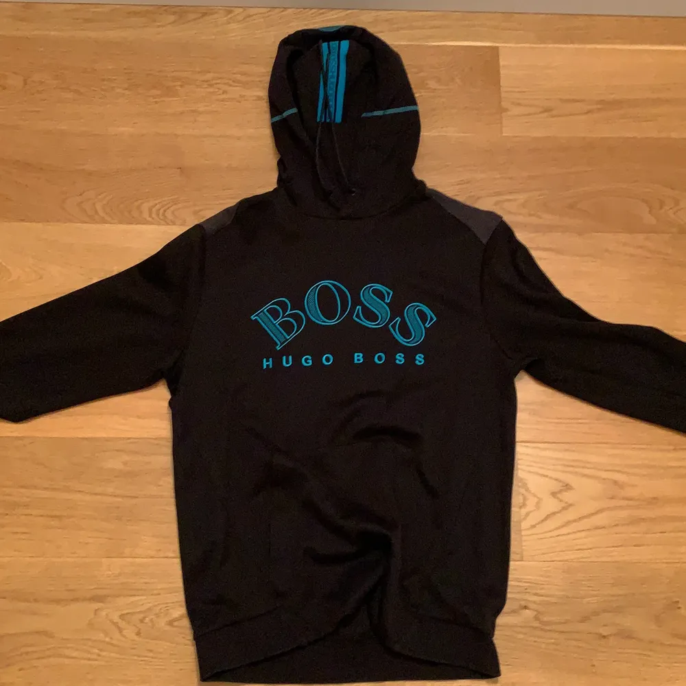 Säljer en helt oanvänd Hugo Boss hoodie (otvättad.) Julklapp 2020, inköpt från Boozt. I väldigt bra skick då den inte används. Pris kan diskuteras. Köparen står för frakt.. Hoodies.