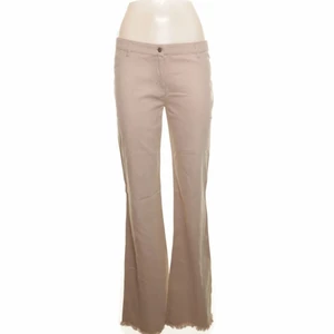 Polo G-Jeans Beige stl. 40 - Jeansen är för små för mig och jag bär oftast storlek 38. Jag skulle säga att är runt storlek 36. Hör av dig om frågor💕