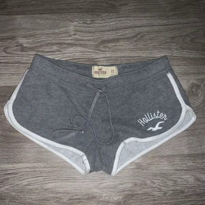 Mjukisshorts - Gråa mjukisshorts i storlek XS från Hollister. Supersköna verkligen!