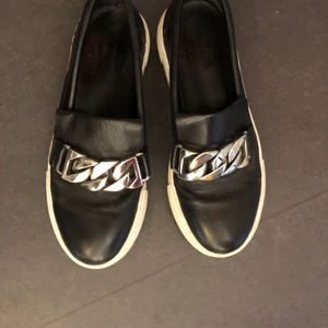 Skor - Snygga billi bi skor i storlek 40. Super sköna och snygga slip on skor med en silvrig kedja som detalj!