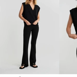 Gina tricot byxor - Svarta boot cut leggings i storlek xs från ginatricot.