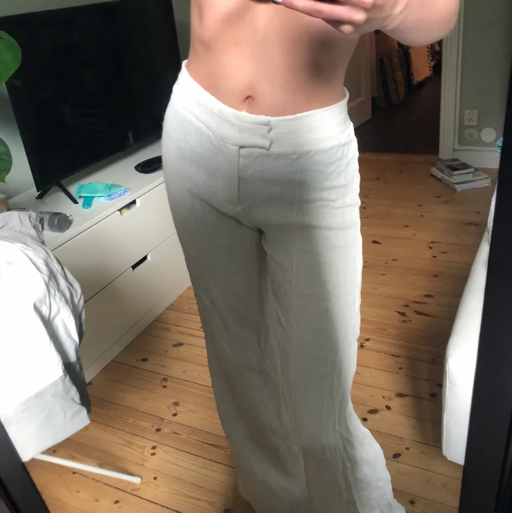 Ett par vita kostymbyxor med ett diskret men superfint mönster. Dom är ifrån Zara och är i storlek xs (dom säljs ej längre). Jag är 175 cm lång och brukar ha storlek xs-s i byxor. . Jeans & Byxor.