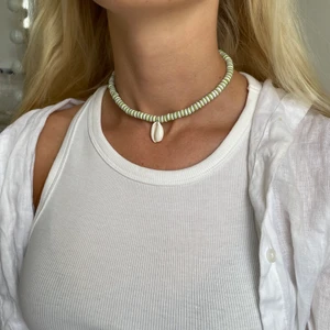 Somrigt halsband - Äntligen är detta gröna tillbaka! Ett handgjort halsband som var väldigt populärt senast. Gjort av polymer clay pärlor med snäcka fram. Förslutning bak med lås och tre ringöglor för justering. 🏄🏼‍♂️🏄🏼‍♂️🐚 Finns bara fem så först till kvarn! ENDAST TVÅ KVAR