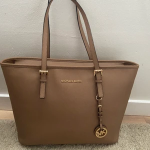   Michael Kors - En superfin Michael Kors väska som nästan inte är andvänd köpt för ett år sedan på Arlanda i mk butik. Köpt för 3500 säljer vid bra bud