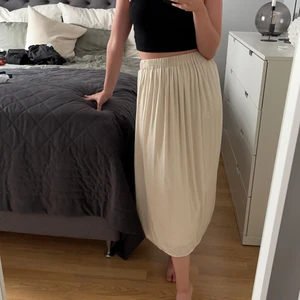 Långkjol - Snygg långkjol i beige färg från Ginatricot. Storlek s, passar även XS och M. 🤩 Köparen står för frakten 🥰
