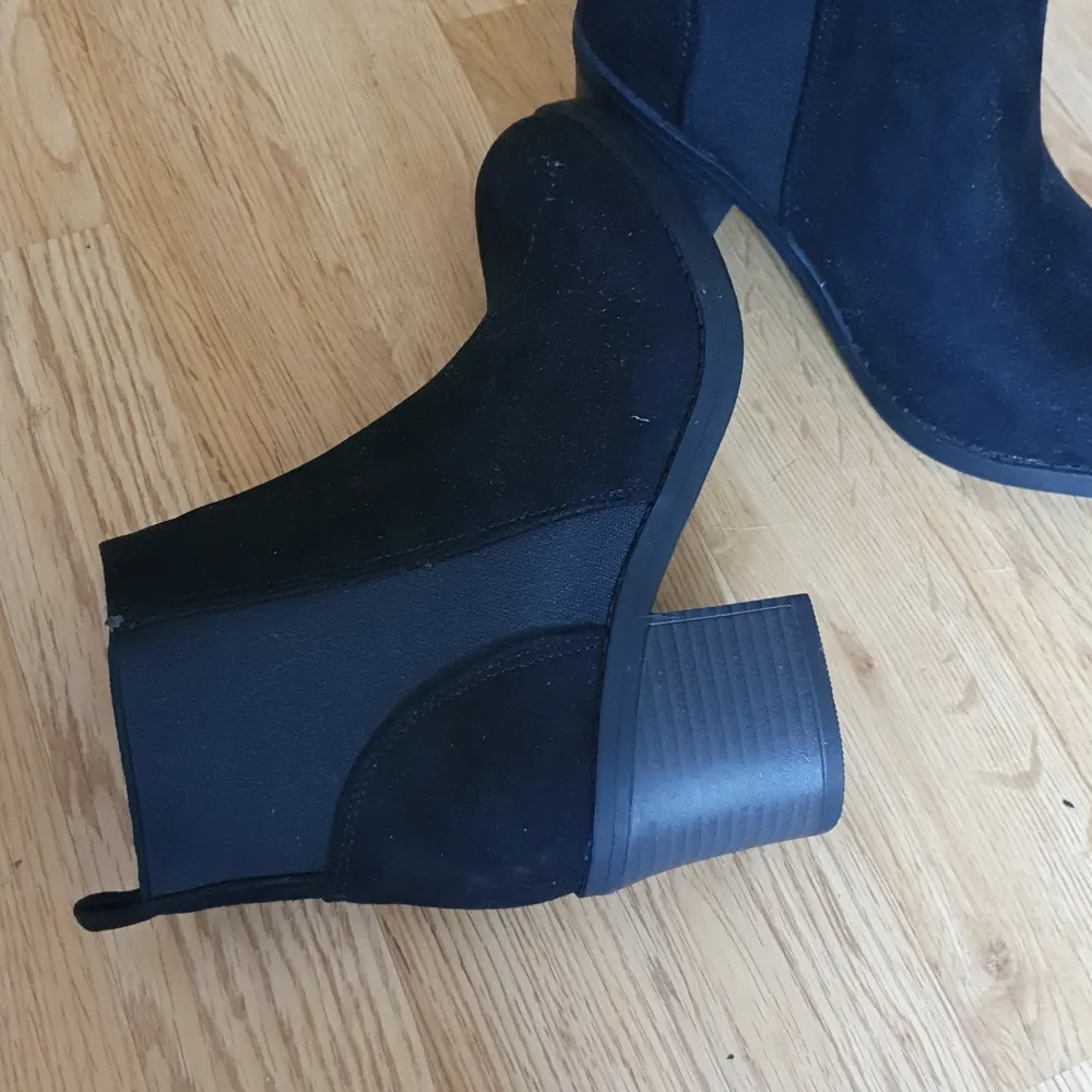 Ankelboots från New Look i strlk 36, aldrig använda. Resår i sidan och jättebekväma. . Skor.