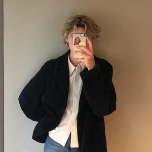 Manchesterjacka  - Marinblå manchesterkavaj från paul & friends i bra skick. Är i storlek L men funkar perfekt som oversized! Skriv om du har frågor, frakt står köparen för:)