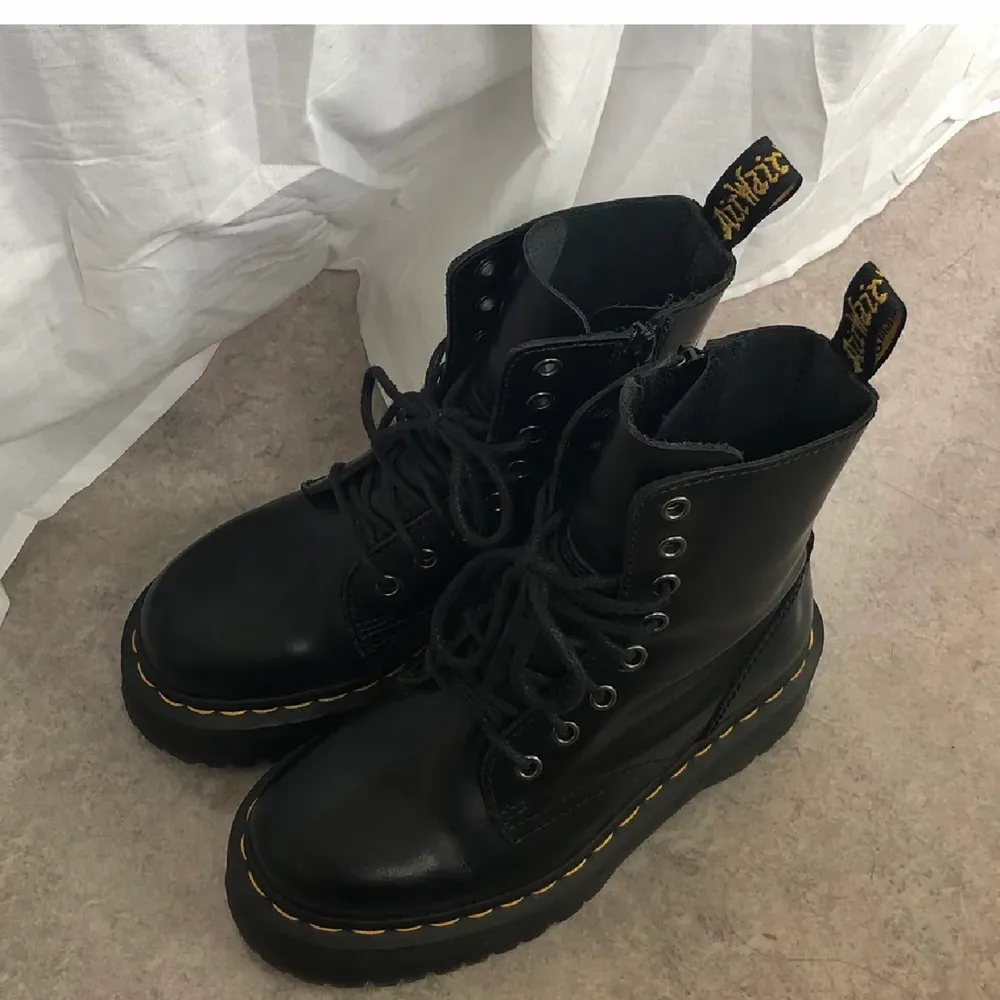 säljer mina älskade dr martens då dom tyvärr bara står och dammar:/ skick 9/10 då de är använda väldigt få gånger. pris kan diskuteras vid snabb affär😊. Skor.