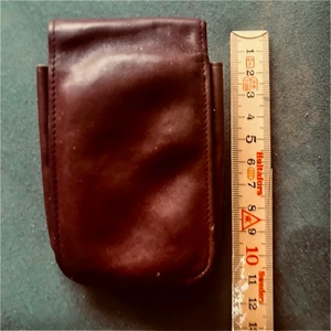  Cigarett etuie  - Cigarett etuie ifrån 90talet. Jag ska inte förespråka rökning man kan ju ha annat i 🤷🏼‍♀️ tamponger t.ex. brunt och förvånansvärt hållbart. Det finns inga synliga märken eller repor men det syns på t.ex texten att de inte är nyköpt. Jag skriver unisex, finns väl män som röker också 😇