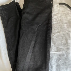 Svarta byxor stl XS NA-KD - Köpta på NA-KD, använts 2-3 ggr. 