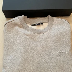 J.Lindeberg crew neck - Helt ny JL tröja, modell crew neck. Aldrig använd då den va lite för stor för min pojkvän. Inköpt för 1200 sek och säljer för 500 sek. Ljus grå fräsch färg! 