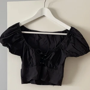Cropped topp - Cropped topp från Bohoo, storlek 36. Köparen står för frakten 🥰