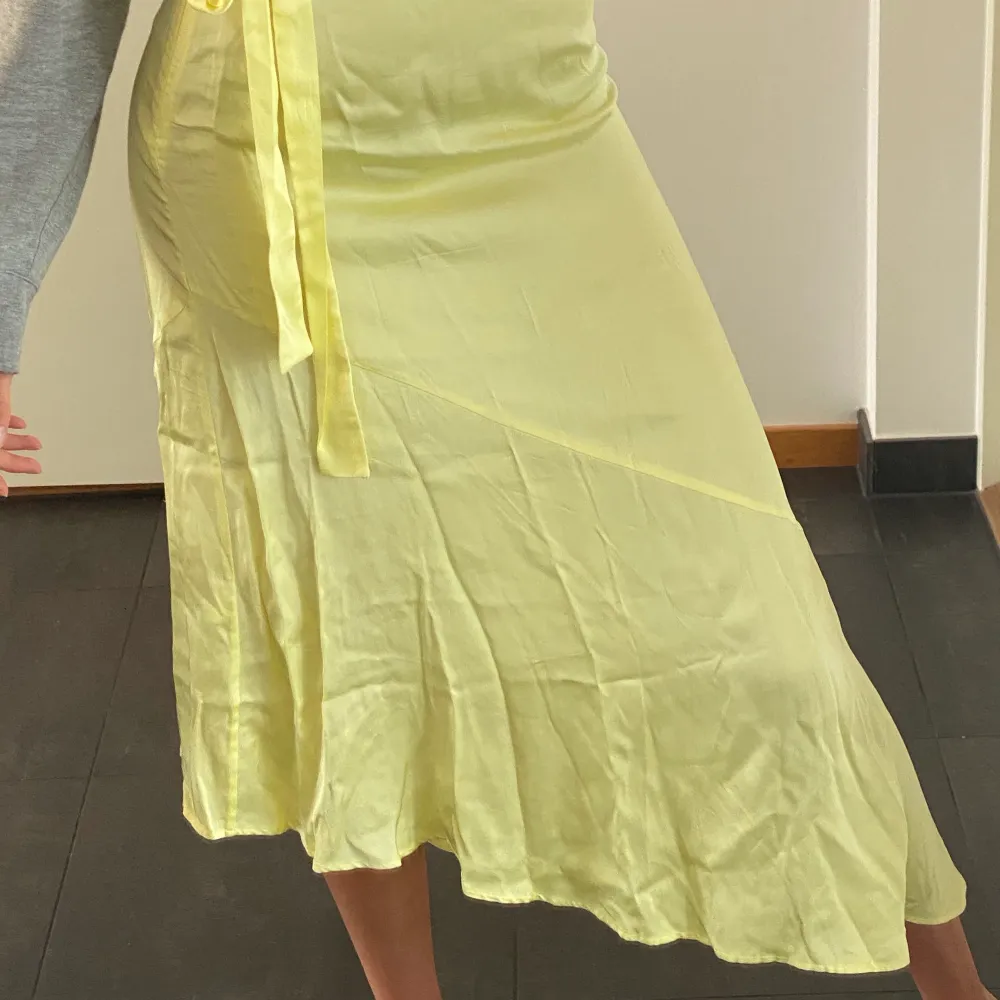 Säljer denna gula kjolen från & Other Stories. Fint material och passform! Säljs inte längre hos & Other Stories. Köptes för 500kr men säljs för 150kr exkl. frakt. Säljaren står för frakten och betalning sker via Swish. . Kjolar.