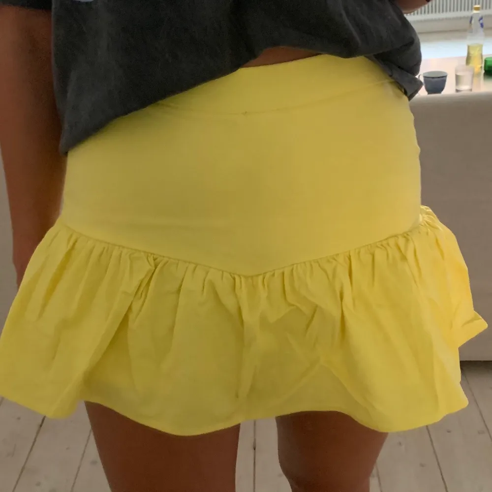 Superhärlig gul kjol från zara med inbygda shorts under💕✨ Kan mötas upp i stockholm eller så står köparen för frakt💛. Kjolar.