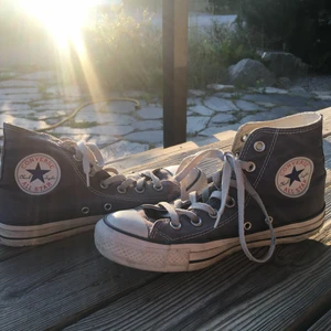 Blå/grå converse - Asnygga blå grå converse i storlek 37/38, passar båda storlekar 💙