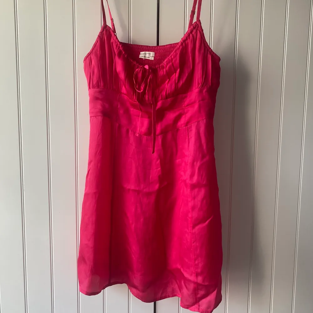 Superfin rosa klänning köp på urban outfitters. Materialet är silke och den är helt okej stretchig💕💕 Säljer då jag inte tyckte att den passade mig! Används ca 2 gånger💕 nypris 500kr. Klänningar.