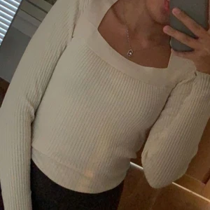 Långarmad top - H&M, strl S - Långarmad tröja/top ribbad från H&M strl S skulle kunna tänkas som Xs också💓 Använt 2-3 ggr, skit skönt material och mysigt💓 Skriv privat om du är intresserad 💓