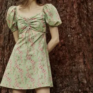 Supervacker grön och blommig klänning. Gjord på 85% bomull och 15% linne. Helt ny och aldrig använd. Storlek xs från shein. 💚 frakt tillkommer 