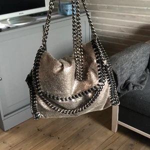 Stella McCartney väska  - Intressekoll på min absolut favorit väska! Inte säker på att jag säljer men kommer kanske starta en budgivning för att se. Väskan är nästan identisk en Stella mcartney väska men den är tyvär inte äkta💕 har en liten deffekt som jag kan skicka bild på!💕 KÖP DIREKT FÖR 599!💕