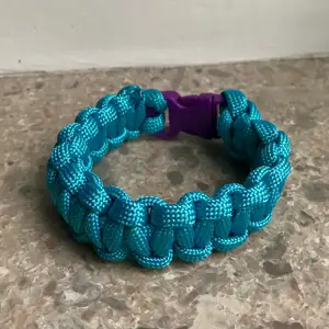 Egen gjort Paracord armband. Säljer för 10kr +frakt.