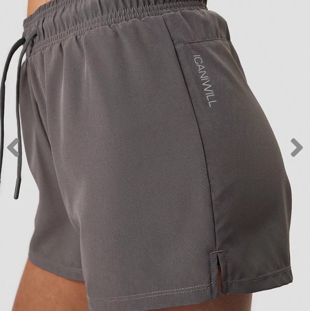 Helt oanvända tränings shorts med innerbyxa och snören ifrån ICANIWILL. Prislappen är avklippta men aldrig använda.. Shorts.