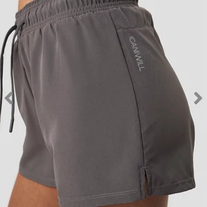 ICANIWILL - Helt oanvända tränings shorts med innerbyxa och snören ifrån ICANIWILL. Prislappen är avklippta men aldrig använda.