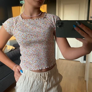 Gullig topp - En gullig blommig topp från Lindex barn. Använd några gånger men är i jättebra skick. Säljer pågrund av att den inte kommer till användning. Den är i storlek 146-152 men passar mig som har XS-S❤️