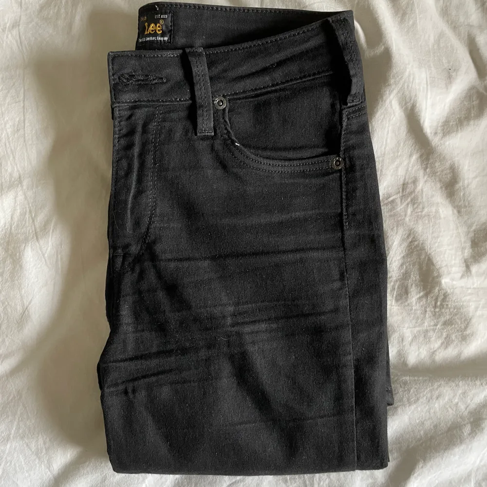 Svarta jeans från märket Lee. Frakt tillkommer🌈📦. Jeans & Byxor.