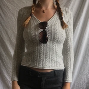 Grå ylletröja - smickrande långärmad ylletröja i storlek XS, ursprungligen från boomerang ⭐️ denna topp är 70% ull och 20% angora 💞 fint flätat mönster och passar mig som är storlek S