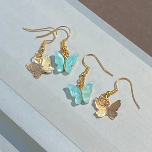 Örhängen  - Fjärilsörhängen i guld och pastellblå 🦋 39kr/st gratis frakt, eller båda för 70kr gratis frakt för båda paren 💕