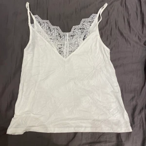 Linne med spets - Jätte fint linne ifrån gina tricot med spets upptill. Ryggen (andra bilden) är djupare och sitter jätte fint. Säljer pågrund av att det inte används längre. Skriv gärna om ni är intresserade eller har frågor/ vill se mera bilder på plaget, ex hur det sitter på osv❤️ pris kan diskuteras!