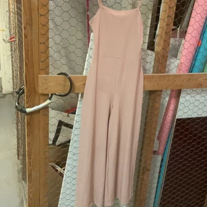 Nude rosa byxdress jumpsuit - Monki storlek xs passar även S nyskick