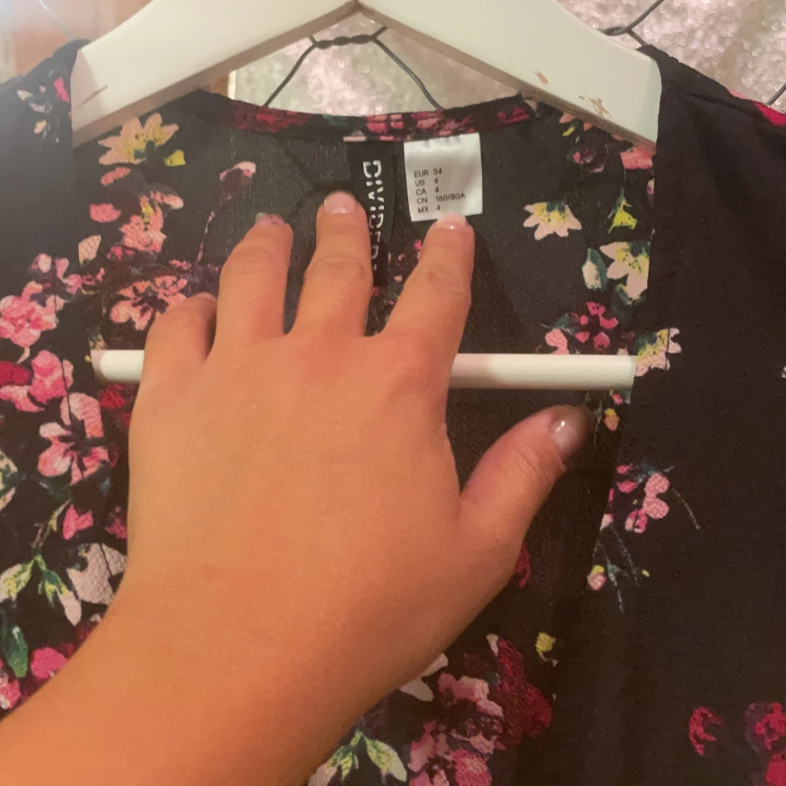 Blommig klänning aldrig använd - 91