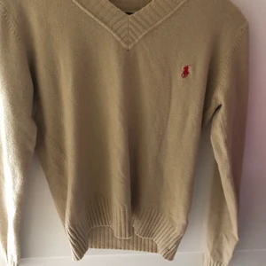 Beige ralph lauren tröja - Så snygg och mjuk stickad ralph lauren tröja❤️väldigt fint skick! Sällan använd