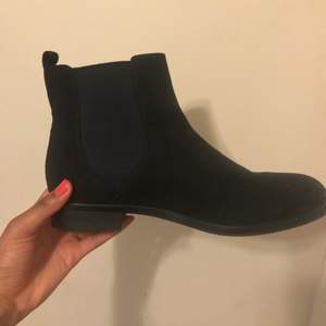 I nyskick. Säljer pga ingen användning av de. Bekväma och väldigt fina enkla boots. Kan fraktas eller mötas upp i solna området. Ordinarie pris: 400kr