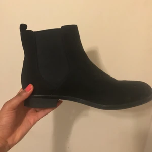 Boots - I nyskick. Säljer pga ingen användning av de. Bekväma och väldigt fina enkla boots. Kan fraktas eller mötas upp i solna området. Ordinarie pris: 400kr