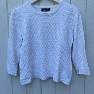 Vit stickad kort tröja - Stickad vid tröja i kortare modell. 