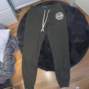 Primark mysbyxor - De är väl använda men ändå i fint skick💕mjuka och relativt tunna militärgröna mysbyxor🥰köparen står för frakten. Skriv om du vill ha fler bilder eller har frågor❤️