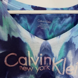 Calvin Klein - Tshirt från Calvin Klein i cool batik 💫