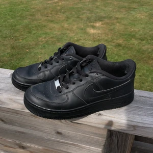 Nike Air Force 1  - Säljer mina svarta Air Force 1 då de inte längre kommer till användning, har använts en del (därav priset)! Men inga större defekter utvändigt, endast lite slitet på insidan! Kontakta mig vid frågor eller om du är intresserad. Kommer bli budgivning vid hög efterfrågan! 🥰 Köparen står för frakt
