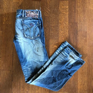 Miss sixty jeans  - Fina 2000-tala jeans mes låg midja. Superfint skick men lite knögliga på bilden då de är nytvättade.     Mått över ”midja”/höft:74cm lår: 49cm                          Säljes då de inte passar mig. Har dock ett par i liknande modell som passar om du vill ha bild på dem:) 