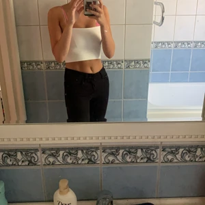 Byxor  - Säljer dessa då jag tycker dom är för korta för mig. För fler bilder eller frågor är det bara att fråga mig så kan jag fixa det🥰