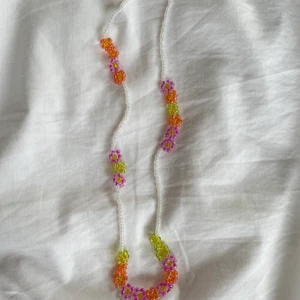 Pärlhalsband och armband  - Säljer  handgjorda pärl halsband och armband gjorda i glaspärlor. Om egen design/färgkombination önskas så hör av er! Dem är gjorda i elastisk tråd så den passar alla och har ett spänne! Halsband:60kr armband: 40kr blommigt halsband: 120kr blommigt armband:50kr vid köp av två smycket bjuder jag på frakten💜💙💞