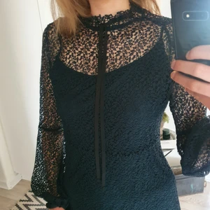 Klänning från zara strl M - Mörkgrön klänning från zara i strl M, passar även en S