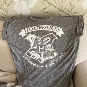 Mysig Harry Potter t-shirt  i mjukt material. Den har ej använts utav mig, armarna är uppvikta se bilder. St-10 det är en 38 i st om ni har frågor är ni varmt välkomna att kontakta mig.🩷