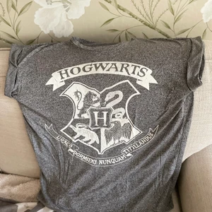 Mjuk, fin Harry Potter t-shirt. - Harry Potter t-shirt i mjukt material. Armarna är uppvikta se bild. St- 10 det är en 38 i st. Om ni har några frågor är ni varmt välkomna att höra av er.💖✨ 