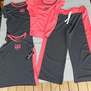 Träningskläder - 3/4 byxor,1 linne och 2st  kortärmade tröjor.  Byxorna strl. M tröjorna strl. L