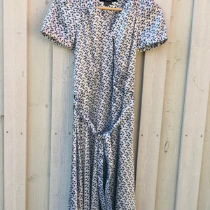 Zara Basic, klänning - Vacker klänning, v-ringad med knytband runt midjan. Använt en gång på ett bröllop. Inköpt vid Zara för ca 12 år sedan.